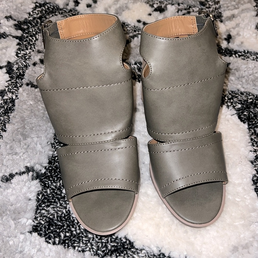 Heels - Picture 2 of 3